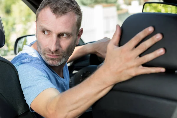 Homem Carro Olhando Por Cima Seu Ombro — Fotografia de Stock