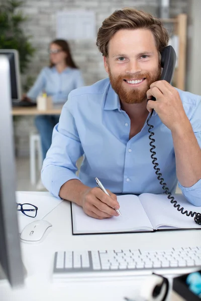 Šťastný Muž Operačním Centru Mluví Pevné Lince Telefonu — Stock fotografie