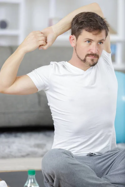 Stilig Man Gör Yoga Hans Säng — Stockfoto