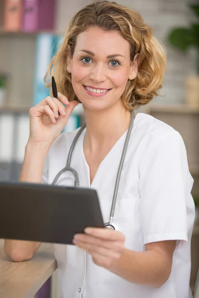 Doctora Sonriendo Cámara —  Fotos de Stock