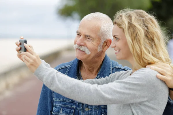 Otec Dospělá Dcera Užívající Selfie — Stock fotografie