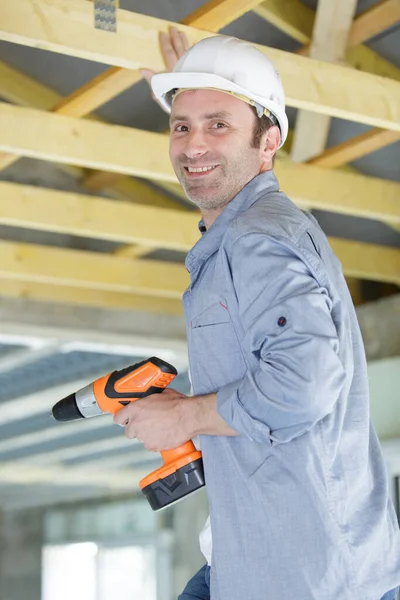 Gelukkig Volwassen Man Met Een Boren Machine — Stockfoto