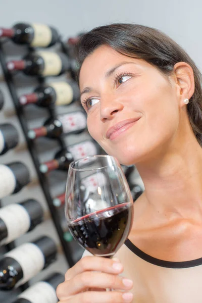 Una Chica Con Copa Vino —  Fotos de Stock