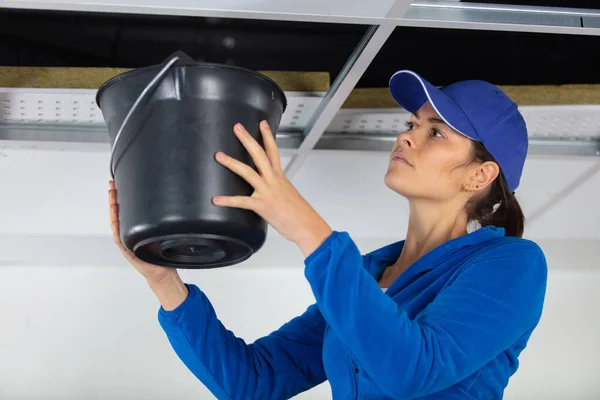 Elettricista Femminile Installazione Ventilazione Soffitto — Foto Stock