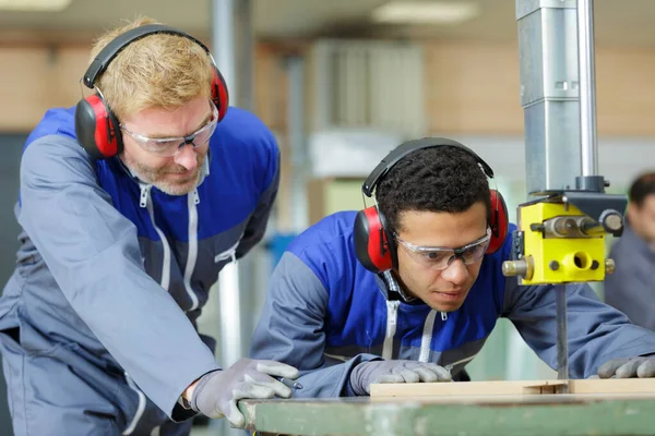 Stagiair Timmerman Met Bandzaag Onder Toezicht — Stockfoto