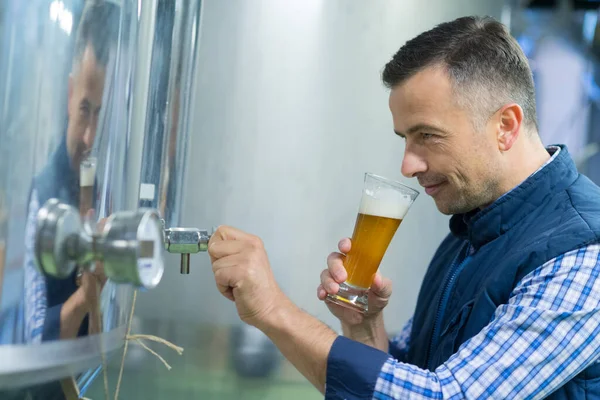 Homem Olhando Para Cerveja Ofício Escuro — Fotografia de Stock