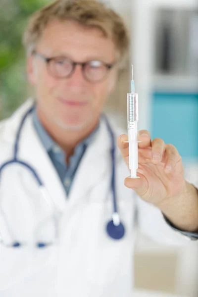 Portrait Senior Male Doctor Holding Sterilized Syringe — Stock Photo, Image