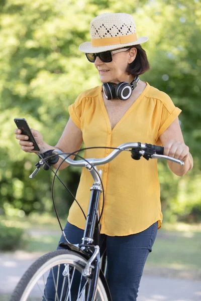 Mature Woman Stopped Her Bicycle Look Smartphone — Stock Photo, Image