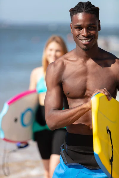 Surfare Stranden Har Roligt Sommaren — Stockfoto