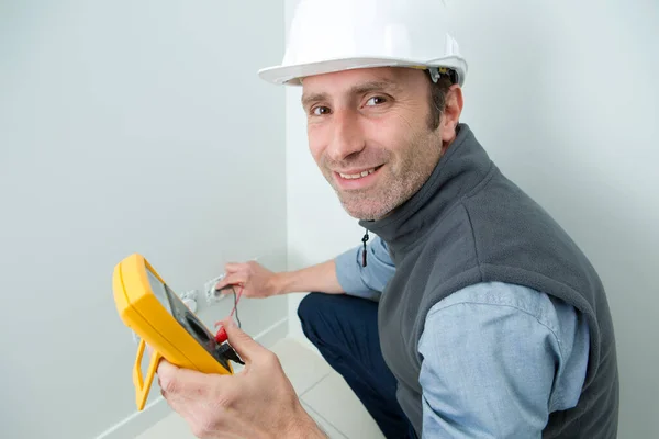 Elektricien Voor Het Meten Van Spanning Voor Socket Binnenshuis — Stockfoto