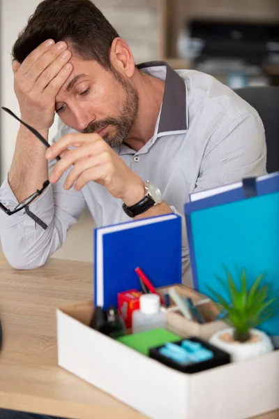 Niedergeschlagener Geschäftsmann Mit Schachtel Schreibtisch Gefeuert — Stockfoto