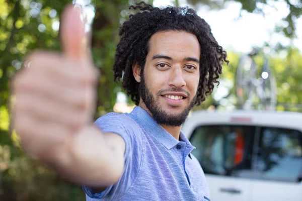 Junger Mann Zeigt Ein Daumen Hoch Symbol — Stockfoto