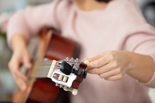 Rzemieślnik Mocowanie Stary Gitara Klasyczna Dodanie Kabla — Zdjęcie stockowe
