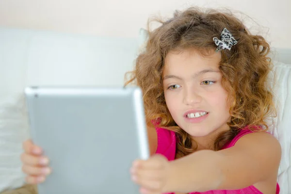 Une Fille Utilise Une Caméra Pad — Photo