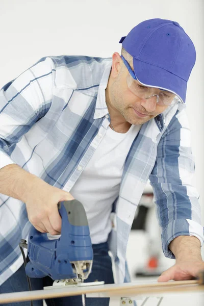 Mannelijke Bouwer Snijden Een Houten Plaat — Stockfoto