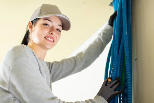 Beautiful Tradeswoman Installing Electrical Wiring — Stock Photo, Image