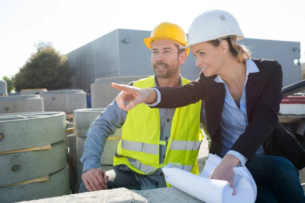 Ritratto Del Lavoratore Impresa Fornitura Costruzione Che Indica — Foto Stock