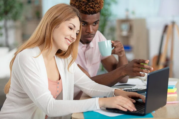 Casal Raça Mista Fazendo Contas Casa Usando Laptop — Fotografia de Stock