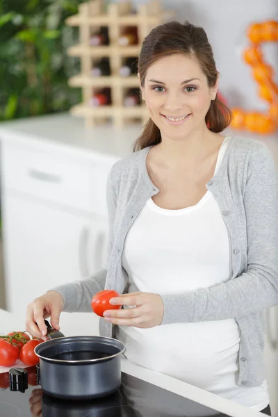 Mulher Grávida Feliz Cuidando Mesma — Fotografia de Stock