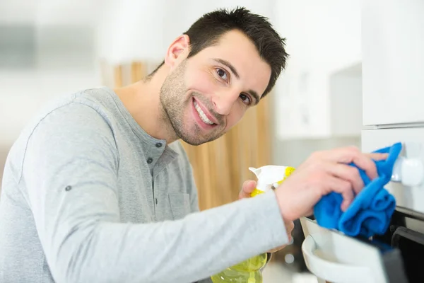 Man Wiping Oven Door — Stock Photo, Image