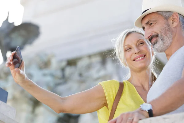 Äldre Par Som Tar Selfie Med Smartphone — Stockfoto