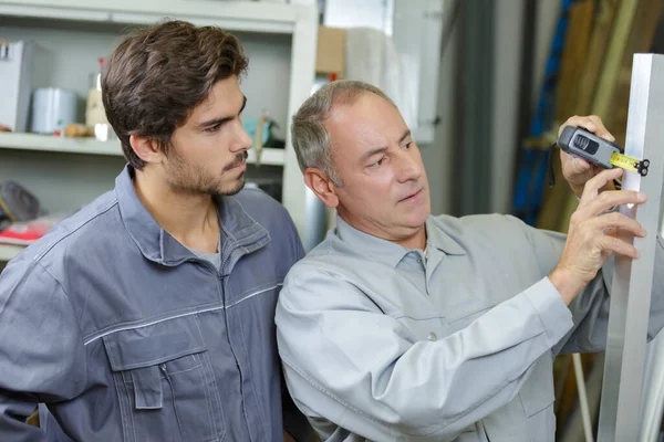 Uomo Misura Larghezza Dei Materiali Costruzione — Foto Stock