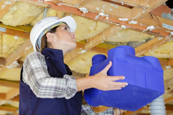天井換気中の建築家のエンジニアの女性 — ストック写真