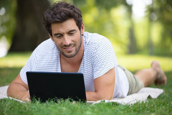 Retrato Hombre Joven Con Portátil Aire Libre — Foto de Stock