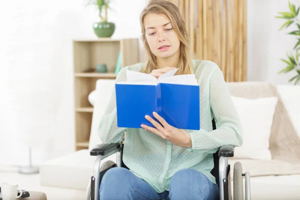 Joven Mujer Discapacitada Silla Ruedas Con Libro —  Fotos de Stock