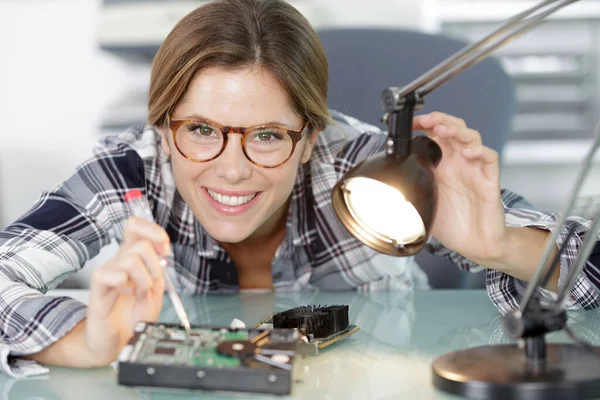 Vrouw Solderen Elementen Van Printplaat — Stockfoto