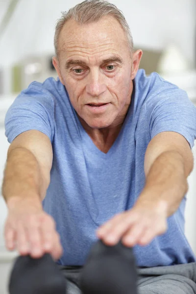 Homem Sênior Fazendo Excersises Recuperação Casa — Fotografia de Stock