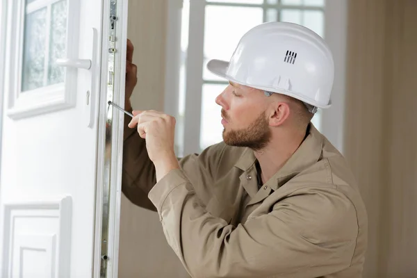 Costruttore Maschio Che Lavora Con Porta — Foto Stock