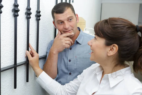 Paar Thuis Kijken Naar Hekken — Stockfoto