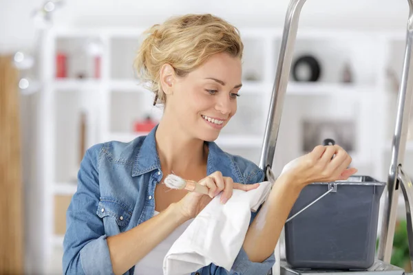 Young Woman Wiping Paint Her Arm — Stock Photo, Image