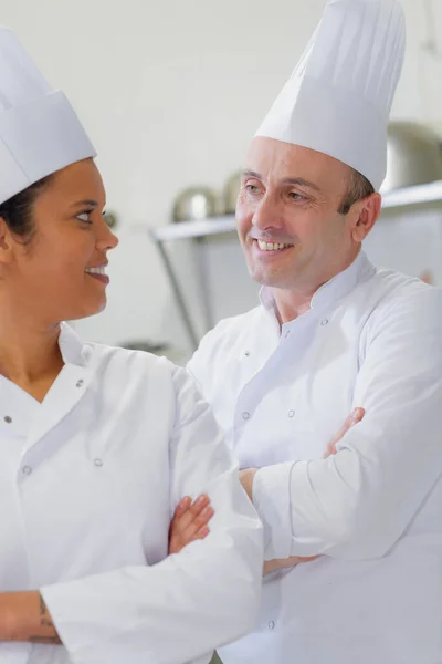 Chefs Masculinos Femeninos Mirando Los Unos Los Otros — Foto de Stock