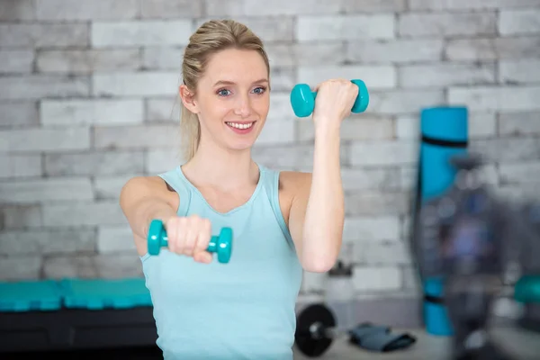 Mujer Feliz Haciendo Ejercicio Con Pesas — Foto de Stock