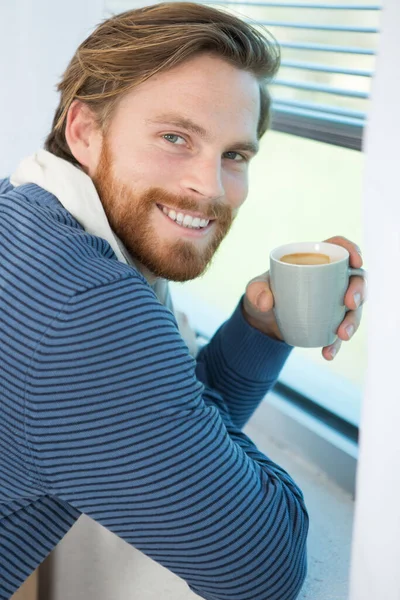 Gelukkig Man Met Koffie Cupsmilingportrait — Stockfoto