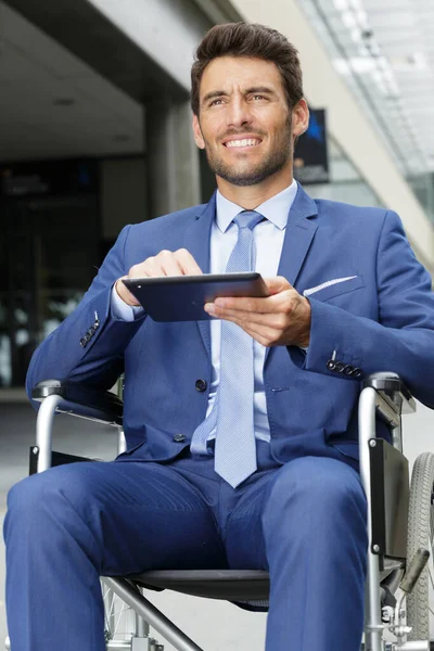 Affärsman Sitter Rullstol Med Hjälp Digital Tablett — Stockfoto