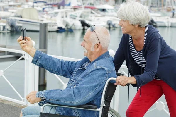 Para Seniorów Wózku Inwalidzkim Robi Selfie — Zdjęcie stockowe