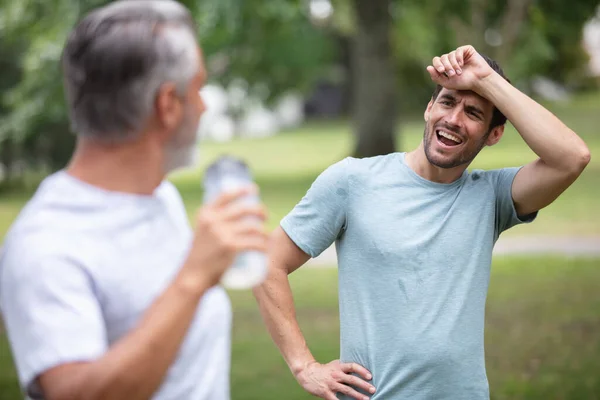 Hombres Beber Agua Después Correr — Foto de Stock