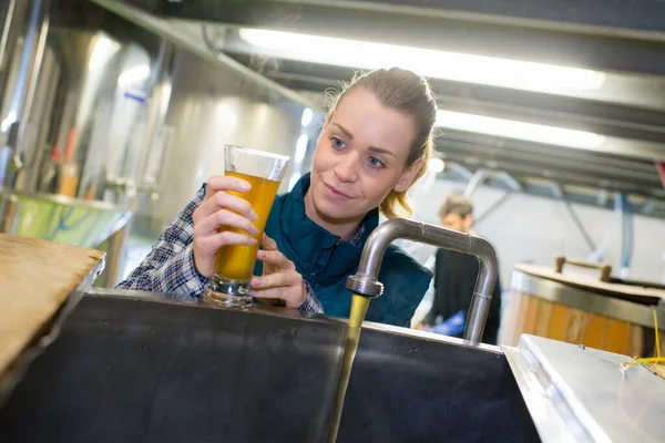 Mujer Cervecería Sosteniendo Muestra Cerveza — Foto de Stock