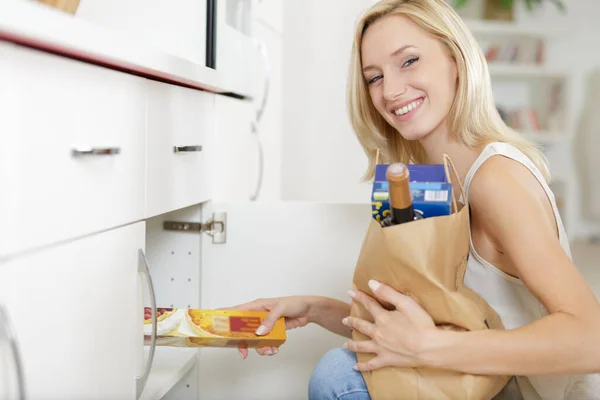 Junge Frau Legt Proviant Der Küche — Stockfoto