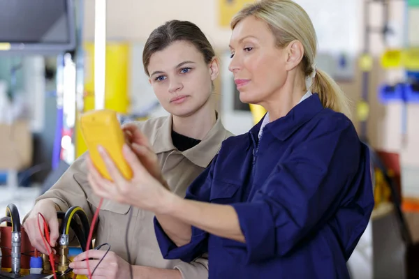 Women Checking Voltage Machine — Stock Photo, Image