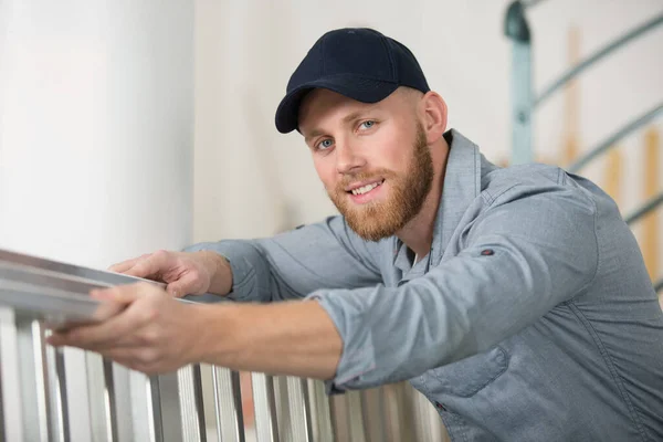 Feliz Construtor Masculino Segurando Uma Escada — Fotografia de Stock