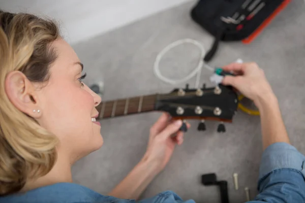 Liutaio Apprendista Pulisce Chitarra Concerto Con Cura — Foto Stock