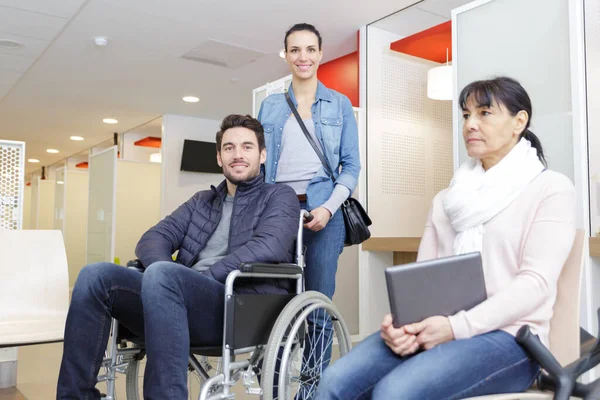 Άνδρες Αναπηρική Καρέκλα Στο Λόμπι Κλινική Σύζυγό Του — Φωτογραφία Αρχείου
