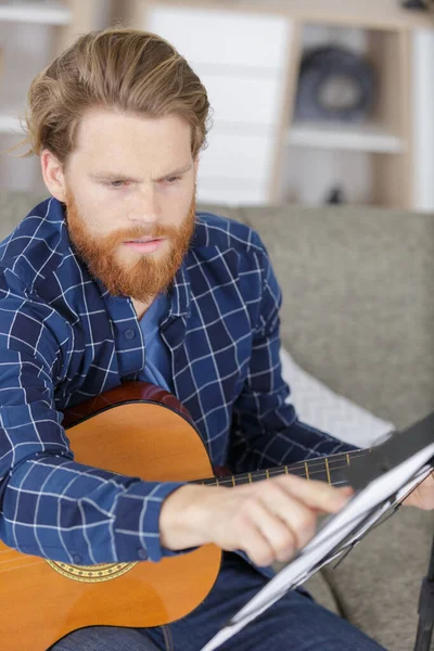 Mann Spielt Gitarre Büro — Stockfoto