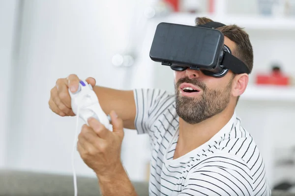 Pohledný Muž Virtuální Realitě — Stock fotografie