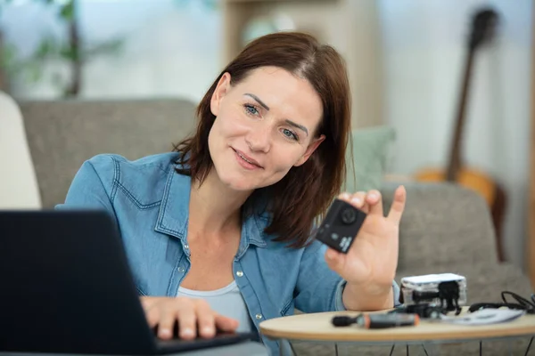 Mujer Está Transfiriendo Fotos Cámara —  Fotos de Stock