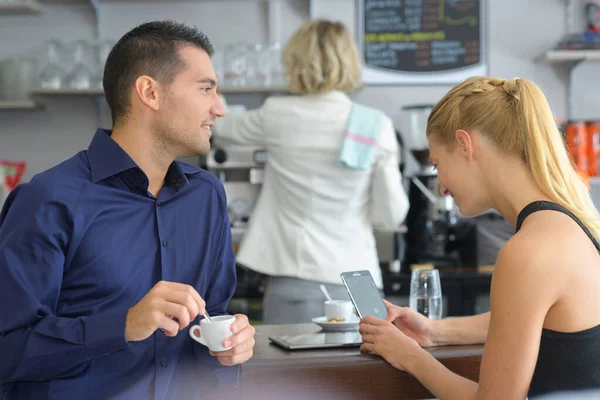 Couple Assis Dans Café Femme Utilisant Smartphone — Photo